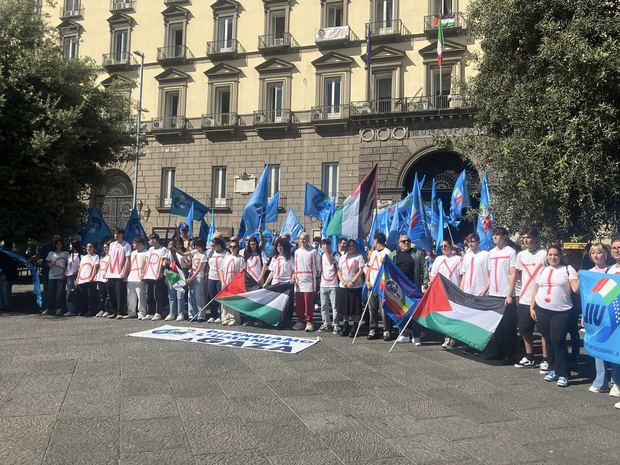 MAGLIETTE BIANCHE MACCHIATE DI ROSSO CONTRO LO STERMINIO A GAZA, LA UIL CAMPANIA ORGANIZZA UN FLASH MOB AL CENTRO DI NAPOLI.
