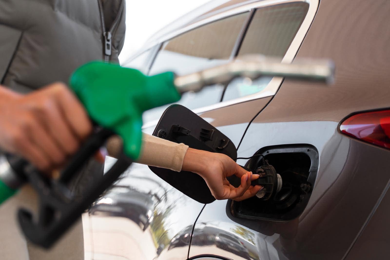 RINCARO CARBURANTI, UIL CAMPANIA: «BASTA FAR PAGARE A FAMIGLIE E IMPRESE IL CONTO DELL’ENERGIA»